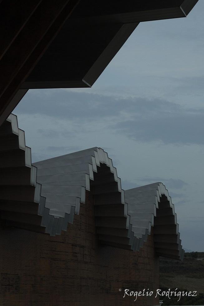 Bodega de Ysios en La Guardia La Rioja construida por Santiago Calatrava